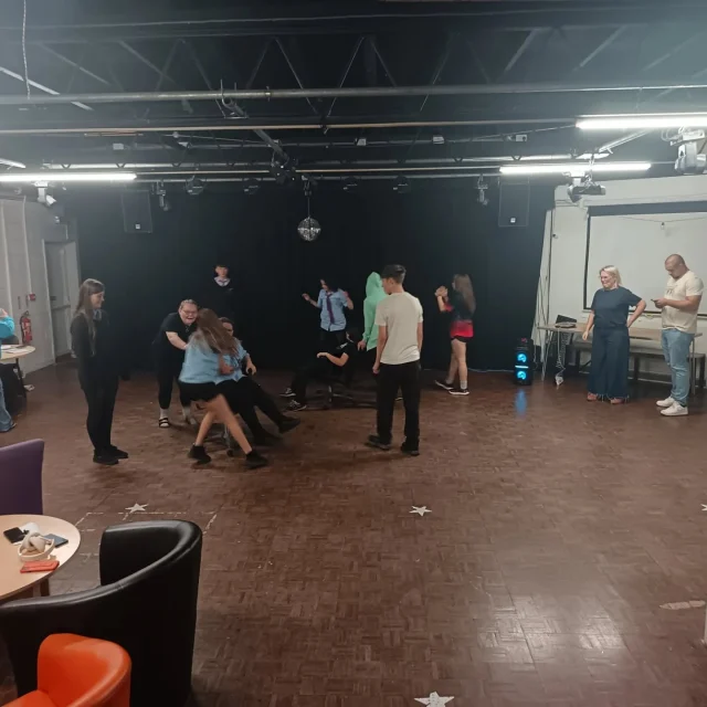 We are so excited to start our partnership project with @peoplespeakup  to start our drama project for @hywelddauhb . Thank you to Eleanor Shaw and @dukealdurham  for a fantastic session . The young people loved performing and can't wait to do it again next week 🙌
Rydym mor gyffrous i ddechrau ein prosiect partneriaeth gyda @peoplespeakup i ddechrau ein prosiect drama ar gyfer @hywelddauhb. Diolch i Eleanor Shaw a @dukealdurham am sesiwn wych. Roedd y bobl ifanc wrth eu bodd yn perfformio ac yn edrych ymlaen at ei wneud eto yr wythnos nesaf 🙌