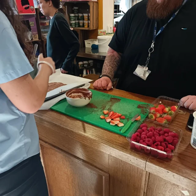 Last night we made healthy fruit bark , it will be tonight's dessert for our Free Meal , see you later 😋 #positivepathwaysproject @communityfoudationwales