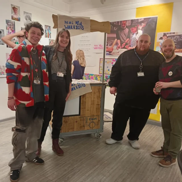 We had a great time tonight attending @localmotioncaerfyrddin exhibition celebrating our partnership in #youthassembly #greenarchipelago and #bodyngmraeg projects
Cawson ni amser gwych heno yn mynychu arddangosfa @localmotioncaerfyrddin yn dathlu ein partneriaeth mewn prosiectau #cynulliadieuenctid #archipelagowyrdd a #corffyngmraeg