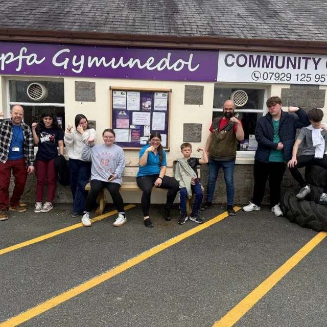 We had a lovely time yesterday learning how to arm wrestle at the community gym at Parc Dewi Sant with @physicalempowermentcic and @aw.daf.

We also had fun trying a range of challenges including grip, balance and weightlifting. We ended with an energetic game of yoga ball dodgeball!